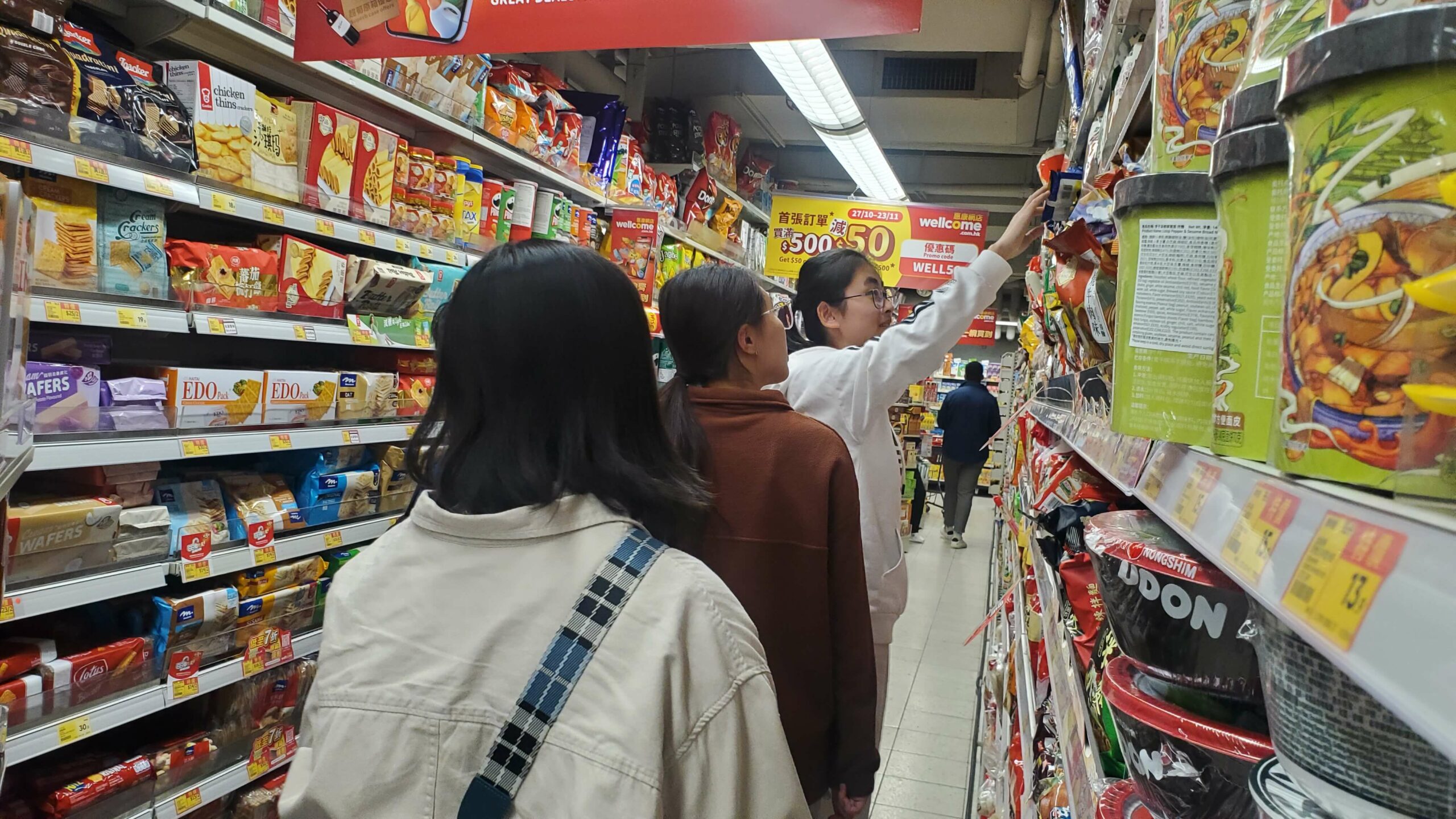 The ambassadors are shopping at the supermarket.