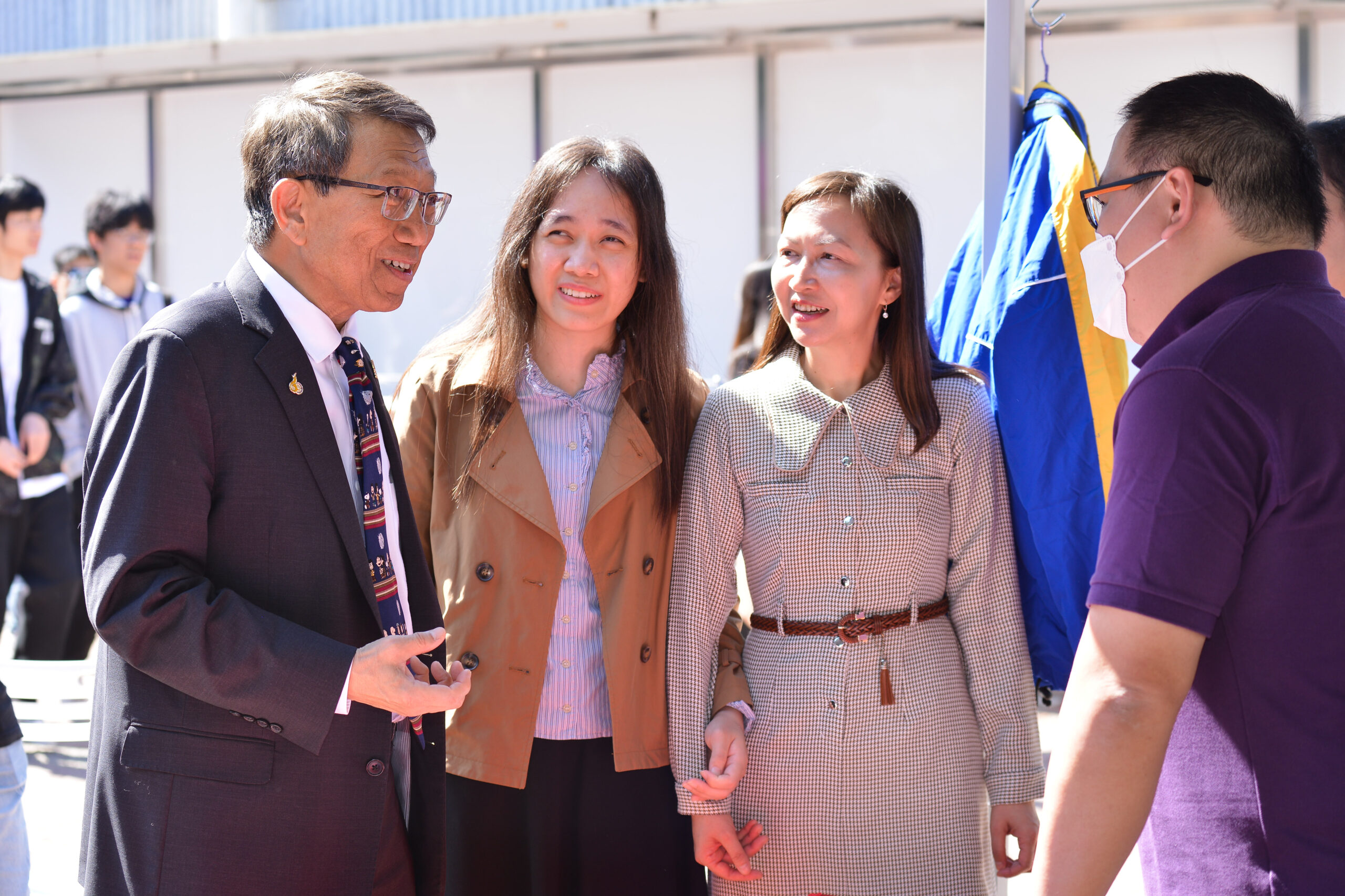 Prof. Rocky Tuan is in a conversation with the representative from The Hong Kong Society for Rehabilitation.